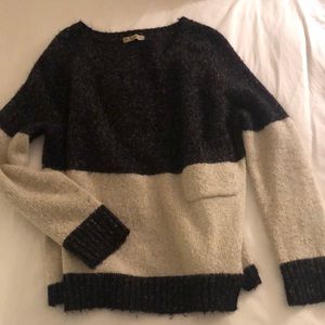 Cozy two-tone sweater with front pocket